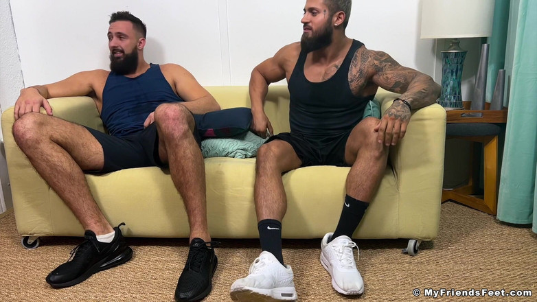 My friends feet: 자지를 빨고 따먹히는 핫한 십대