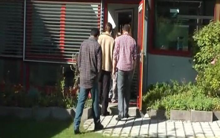 Enjoy German porn: ホットなドイツのブロンドの売春婦が複数の男に犯される