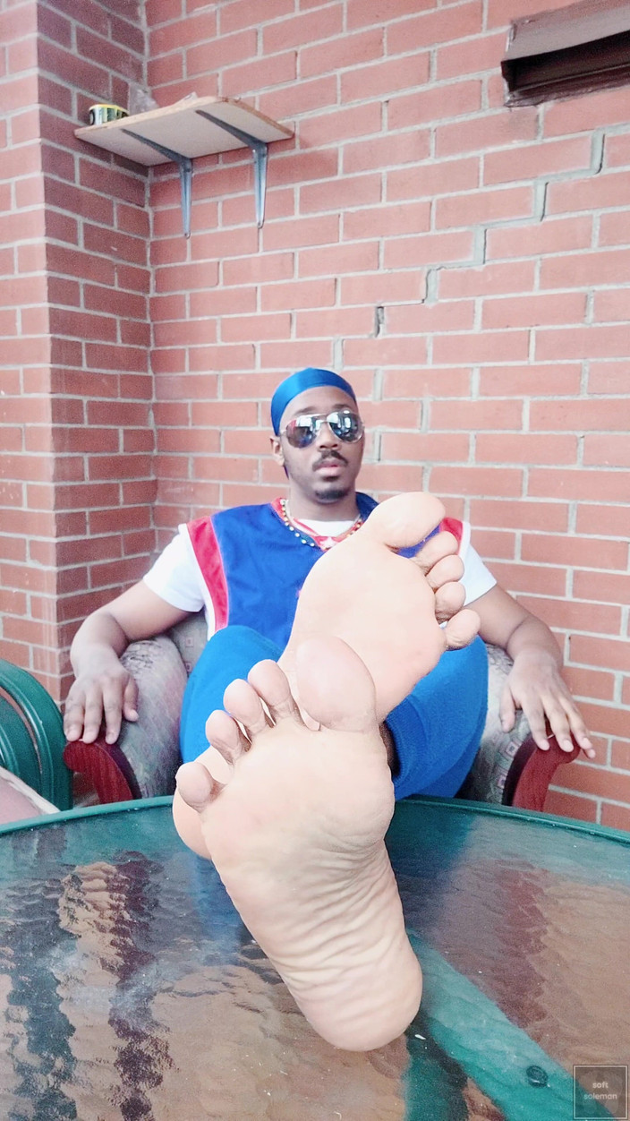 Soft Soleman: I Wiggle e Scrunch My Male Feet (2025)