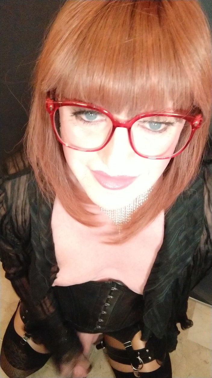 Emma Browne: Stoute latex travestiet