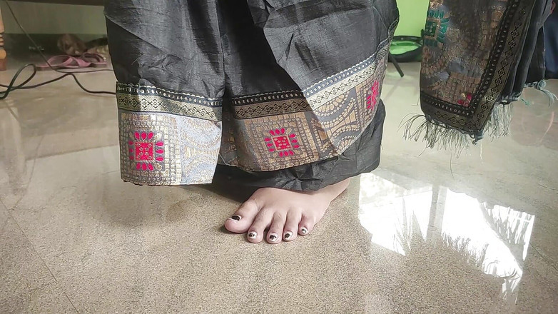 Vaigavarun45: Vaishnavy Hot Saree Navel Hole Lízat a Sát od Sharun...