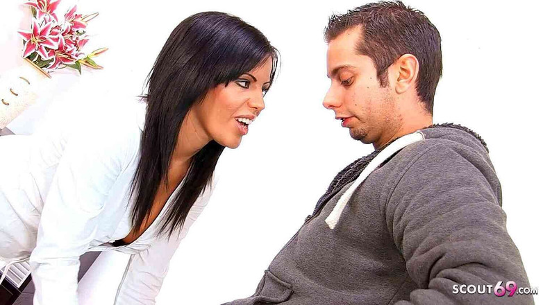 Full porn collection: Insegnante femminile cougar seduce un grosso cazzo giovane per scoparla