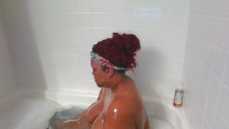 Busty queen: Udělej si se mnou perličkovou koupel