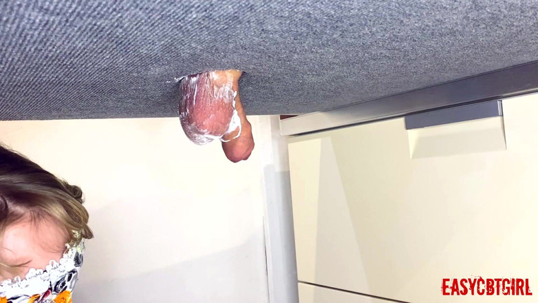 AnnyCandyPainboy: Ama se afeita las bolas de su esclavo en la...