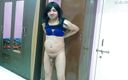 Cute & Nude Crossdresser: Ateşli kadın kılıklı travesti kadın çocuk tatlı lolipop çıplak eteğin altına işiyor.