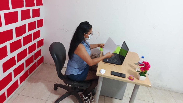 NEGRITA SEXY: Il capo sottomette l'impiegato e finisce per scoparlo in ufficio