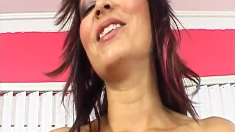 Cumdate: Behaarte brünette MILF fingert feuchte muschi zu explosivem orgasmus