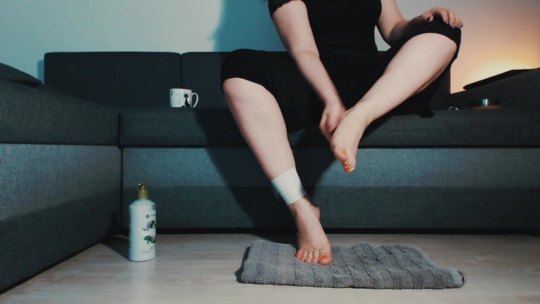 LegsOnHeels: Creaming my legs, feet and toes