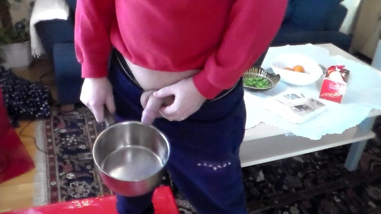 Sex hub male: John está mijando em um pote de cozinha