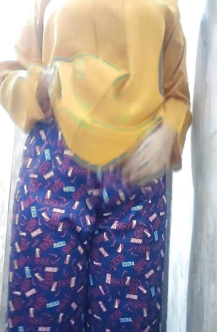 Riyathakur: Hintli genç kız banyoda tek başına vücut gösterisi yapıyor