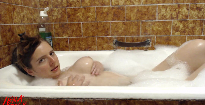 Lena Rose: Relaxare la baie