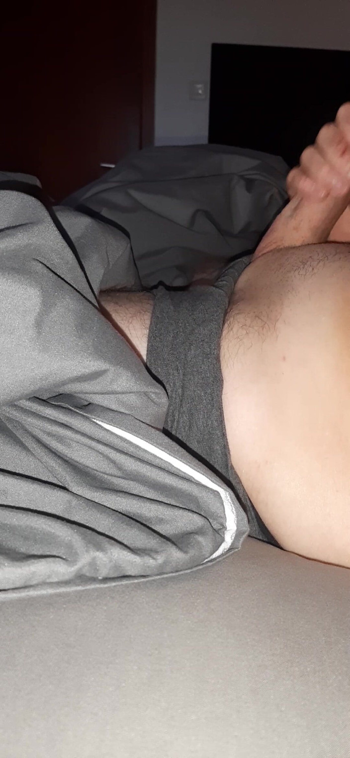 Chris_Longhorn: 大白鸡巴被撸管直到高潮