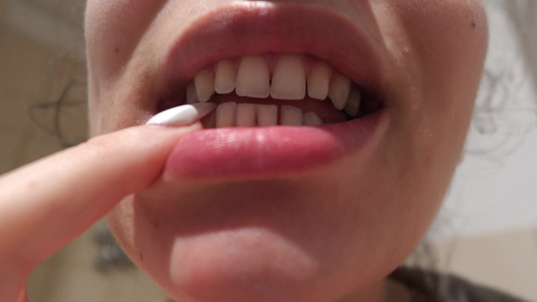 AmayaMori: Mi hermanastra india se cepilla los dientes y luego hace...