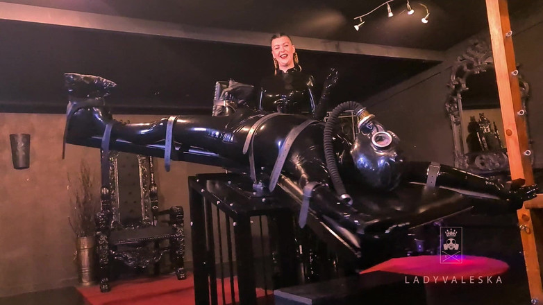 Lady Valeska: Due travestimenti sulla loro croce