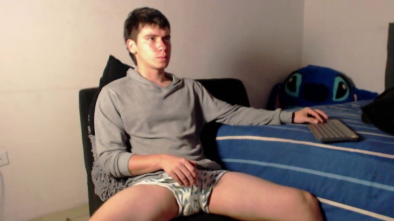 Icyhot707: 18 Cm Uzunluğunda Lezzetli Penisle Latin