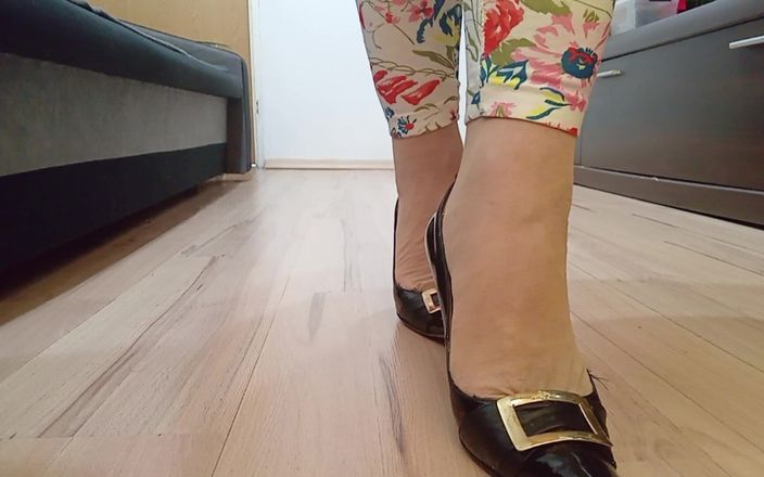 High Heels Kingdom: Crossdresser Walks in Sexy Black Leather Pointed Toe High Heels...