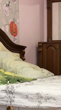 한 침대, 너무 많은 비밀! 새엄마가 배다른 아들과 침대를 공유하면 어떻게 될까요?