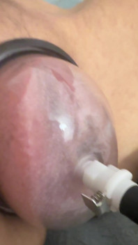 Chłopak robi się naprawdę napalony, gdy widzi pompowaną cipkę