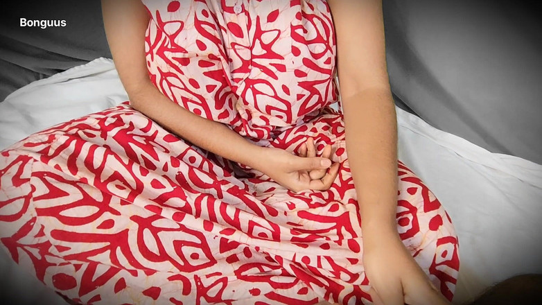 Riya Bonguus: 義理の妹が家に一人でいたとき、私は部屋に入りました