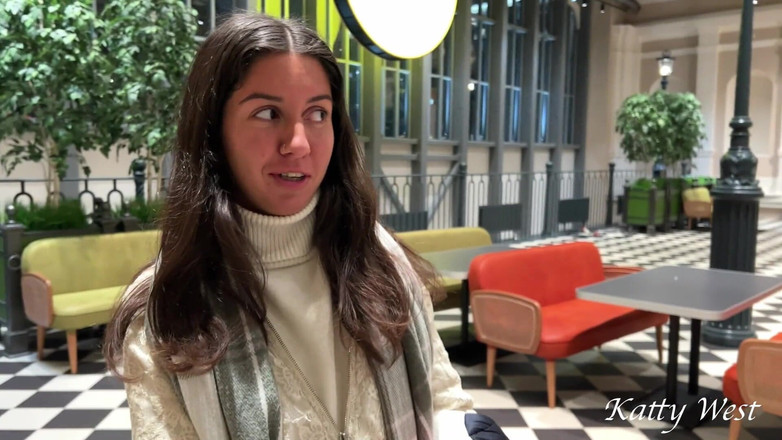 Katty West: Real pornô casting em um banheiro público do shopping