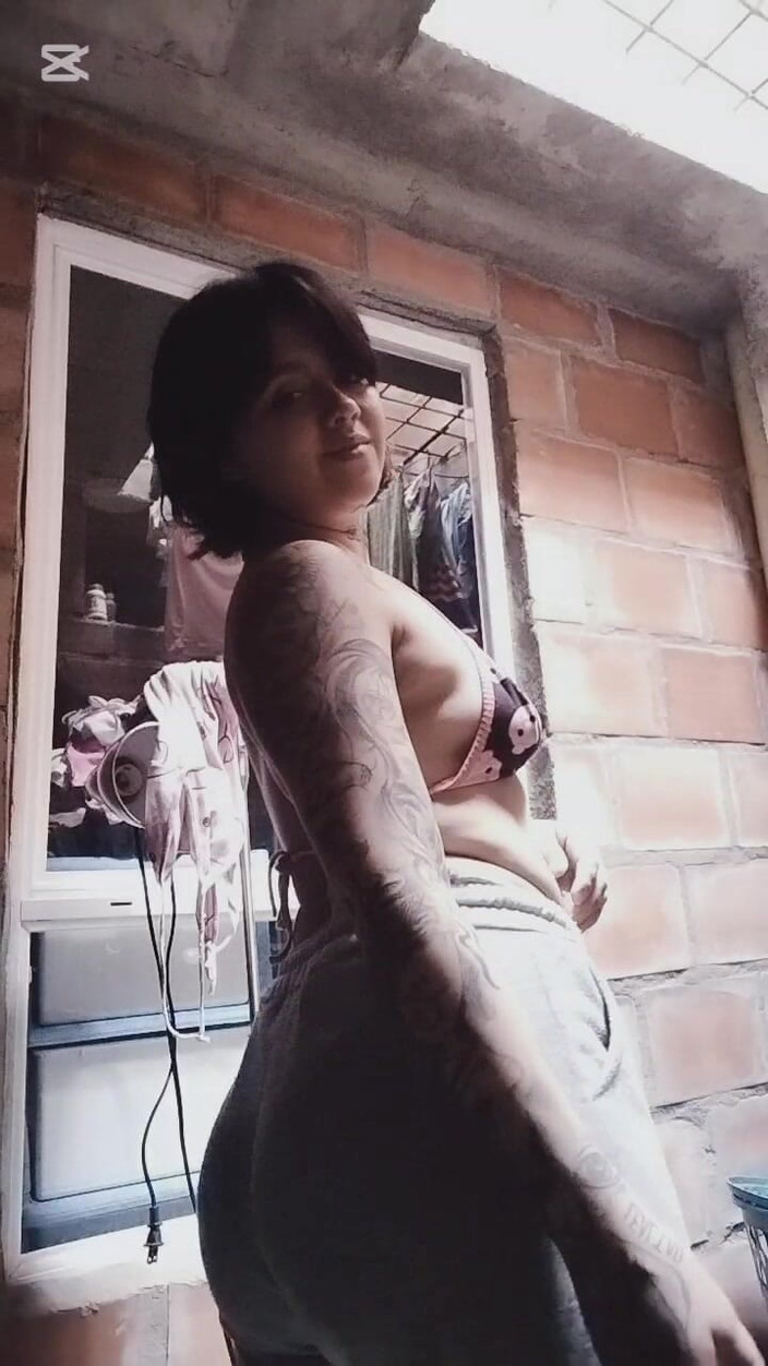 Dalyla: Colombiana dança enquanto seu vizinho a assiste