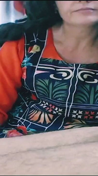 Wanita cantik panas mengerang dan menghisap batang