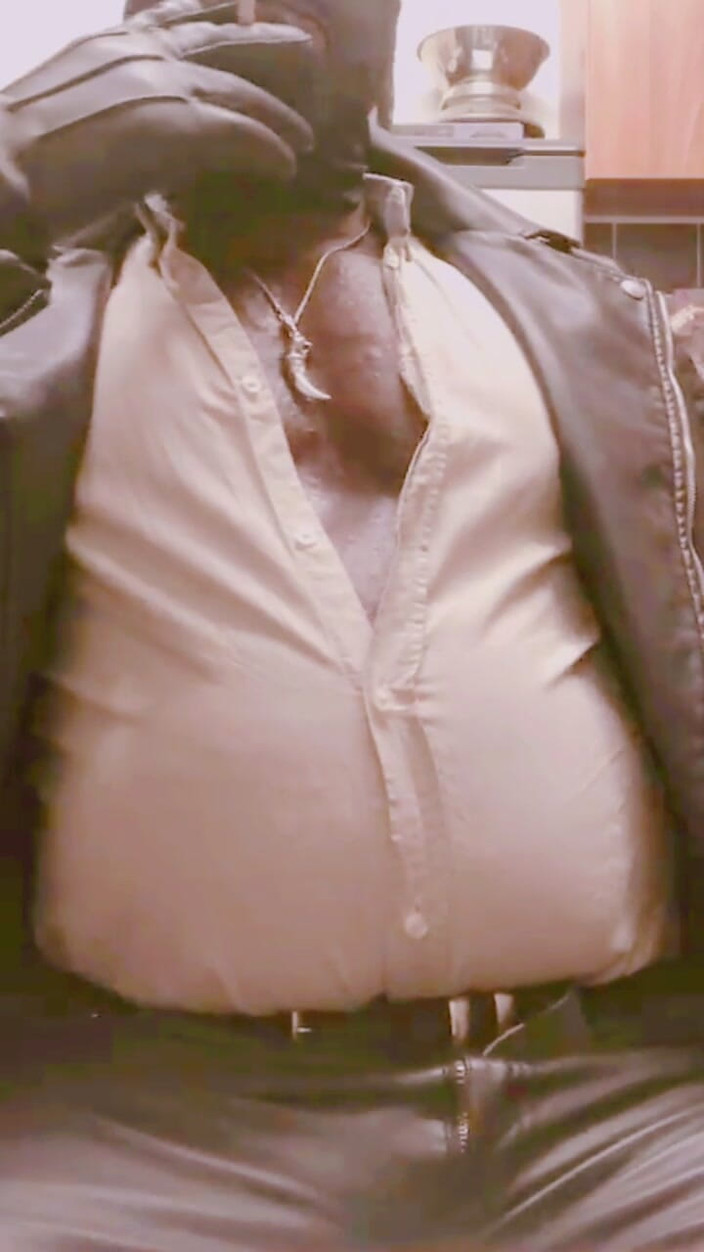 Black smoking muscle stepdad: マスクドレザー衣装乳首プレイ肥大腹煙