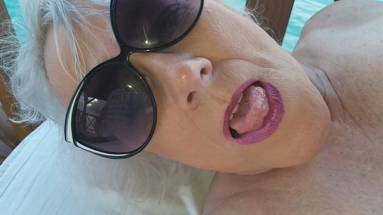 PureVicky66: Bà già hưng phấn thủ dâm với con cu giả