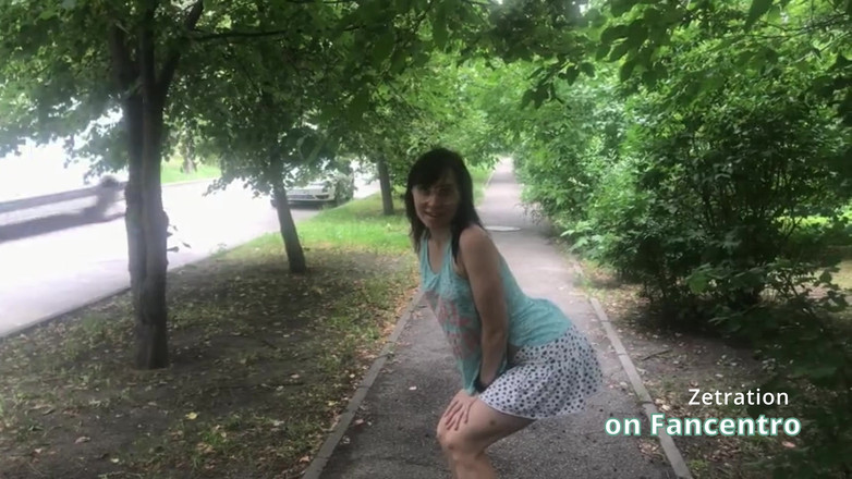 Zetration: Prachtige brunette speelt stout in je park zonder slipje!