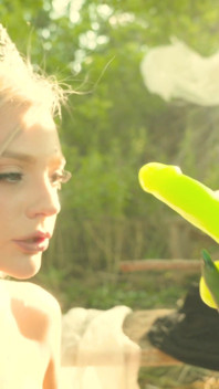 Ana Foxxx neukt Kenna James met een gigantische groene dildo en ze komen samen klaar, slechte porno cosplay-parodie
