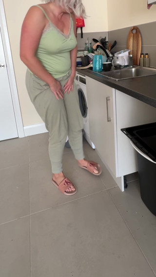Emma Voyeur: Dishes Vs. Full Bladder… I Lost Control and Piss in...