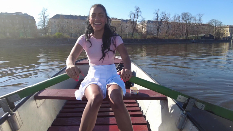 Watch4beauty: I Prag vid floden