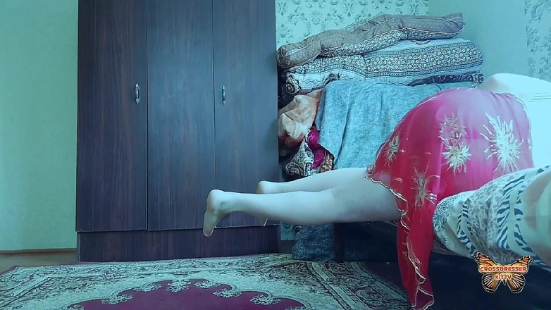 Kitty_Cross: Fofa transsexual levantando a saia ligeiramente na brisa suave