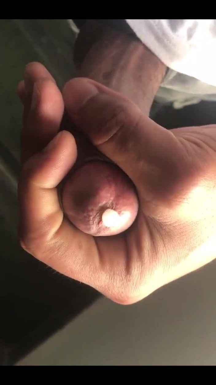 i7Bernard: Aku lagi asik ngocok kontolku di tangga!