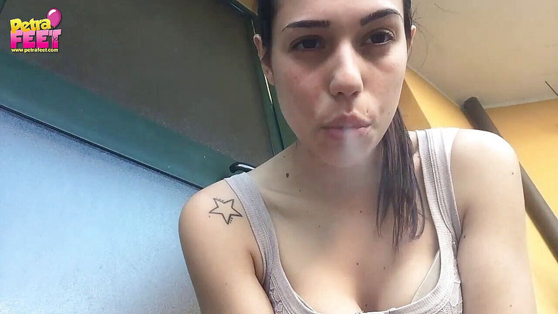 Smokin Fetish: Söt italiensk brunett gillar att röka utomhus