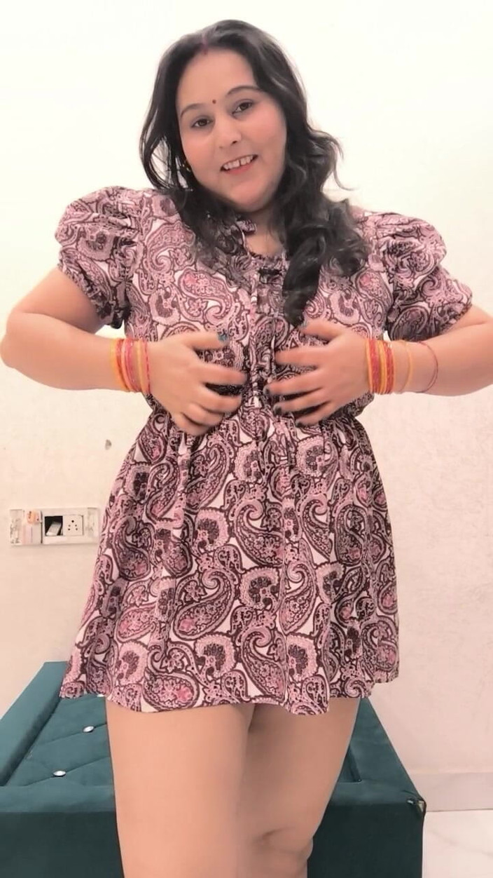 Desi chudai hub: Puja baby spielt mit großen möpsen, die ihre muschi fingern