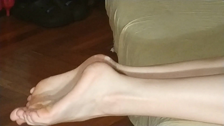 Beth Kinky: Giving footjob to my obedient slave