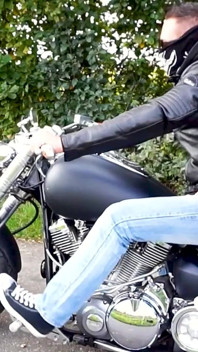 Motociclista scopata da uno sconosciuto che scopa la fica delle troie!