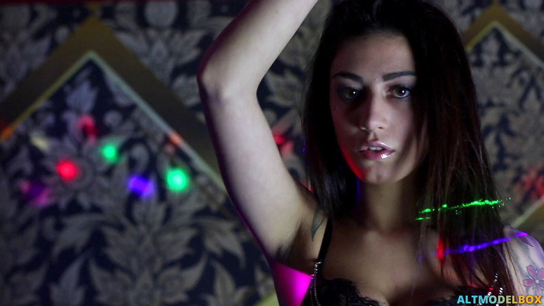 PurefilmsTv: Wytatuowana nastolatka w gorącym tańcu