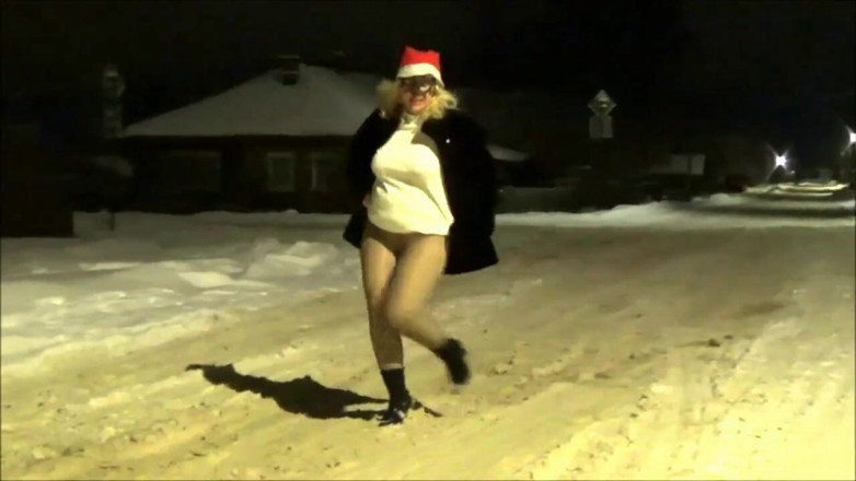 RedRoseRus: Cheeky catwalks new years eve without panties-full video