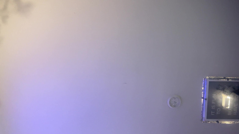 Savage confidence: Nằm trên giường với máy ảnh giữa hai chân nhìn thấy...