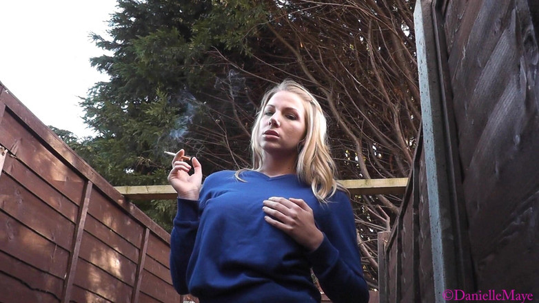 DanielleMaye: Kouření za kolejí