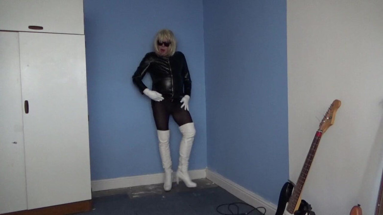 Leather Kirsten: 더 많은 흑인과 백인