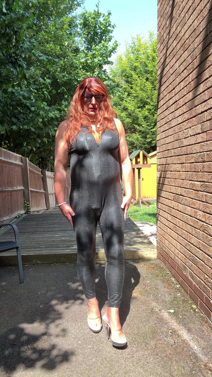 Kellycd2022: 穿着黑色 pvc 紧身连衣裤和高跟鞋的性感 Crossdresser Kellycd2022