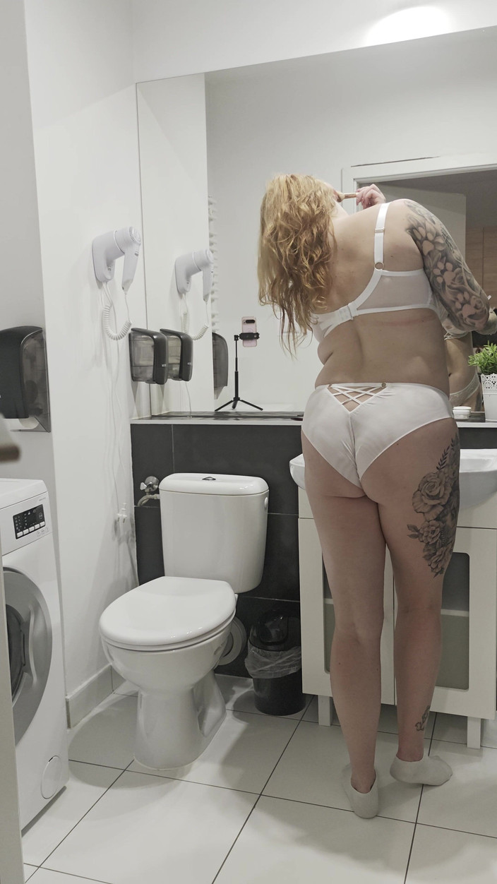 Bastet: मम्मी अपने अंडरवियर बदलती है और फिर पेशाब करने जाती है।