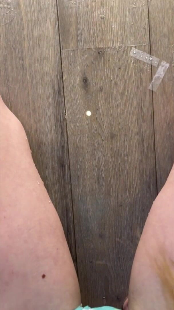 PeeAriel: Потужний потік сечі на ногах — довге волосся у величезній калюжі сечі