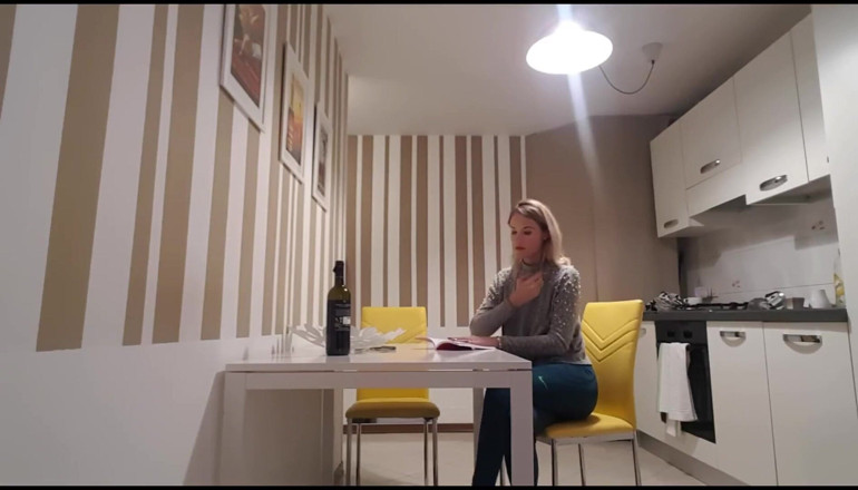 Erotic Tanya: Fată care citește și se pârțuie tare
