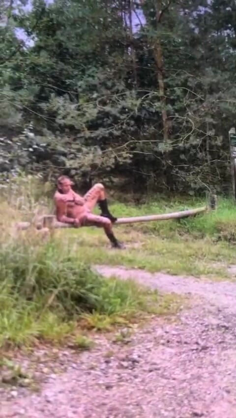 Benb Studio: Legato a un albero come punizione