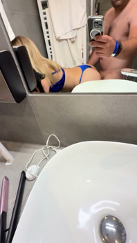 화장실에서 내 가장 친한 친구의 남친을 따먹고 있어