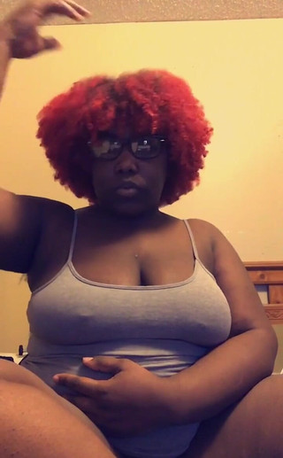 Juicy the houdini: Aku pengen banget pamer wajah dan pentilku yang ngaceng